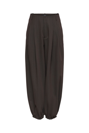 Jacqueline de Yong 15386815 Bruin donker