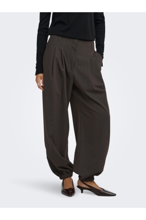Jacqueline de Yong 15386815 Bruin donker