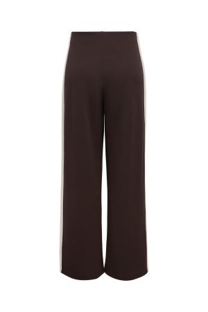 Jacqueline de Yong 15357399 Bruin donker
