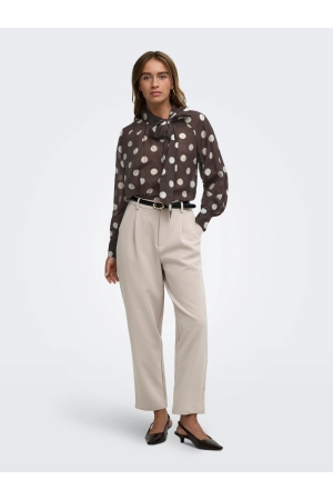 Jacqueline de Yong 15381547 Bruin donker